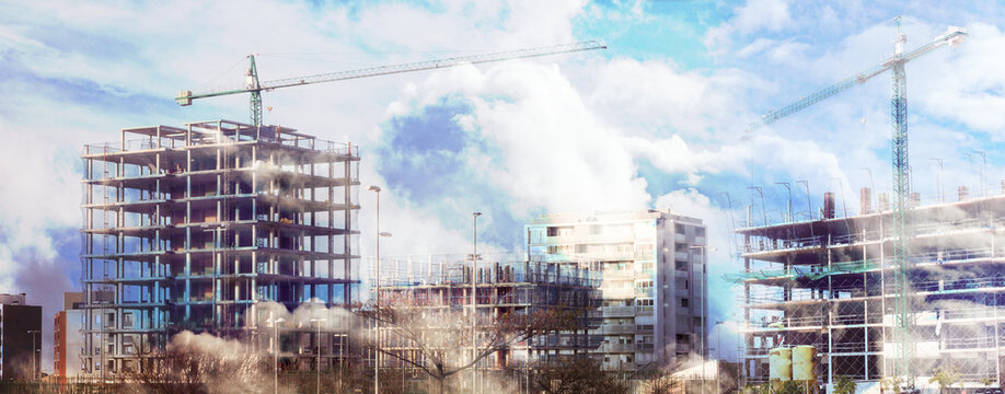  Edificio urbano en construcci&oacute;n con gr&uacute;as y cielo dram&aacute;tico.Edificio moderno en construcci&oacute;n con gr&uacute;as y cielo nublado dram&aacute;tico; editorial de desarrollo urbano para bienes ra&iacute;ces y arquitectura.