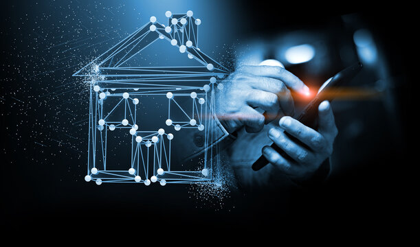  Concepto de tecnolog&iacute;a digital para hogares inteligentes: manos sosteniendo una casa brillante. Manos sosteniendo una casa con estructura al&aacute;mbrica digital con part&iacute;culas brillantes.Hogar inteligente