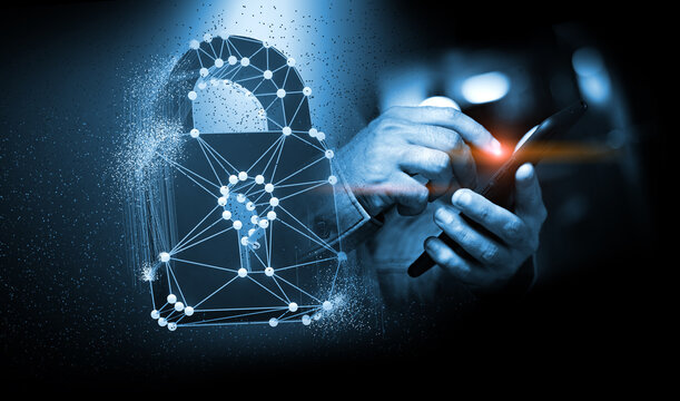 Concepto de tecnolog&iacute;a de candado de seguridad digital:manos que brillan sobre un fondo oscuro.Manos que sostienen un marco de alambre de candado digital brillante sobre fondo oscuro. Ciberseguridad