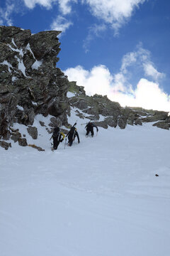 Ski touring scene in Valle de Tena in the Spanish Pyrenees, showing snow-covered mountain terrain, alpine landscapes and an outdoor winter adventure atmosphere in one of the classic mountain areas of 