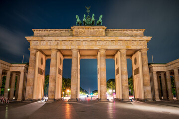 Naklejka premium The Brandenburg Gate in Berlin at night. Germany