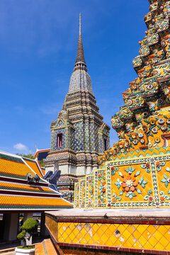 Wat Pho Phra Maha Chedi and architectural details