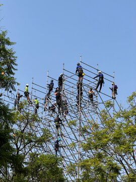 Trabajadores arriba de andamio 