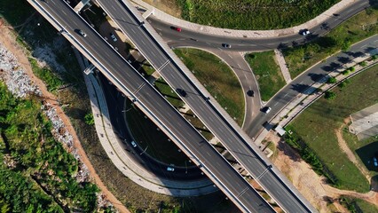 Obraz premium Highway interchange overhead shot captures layered bridges and converging roads