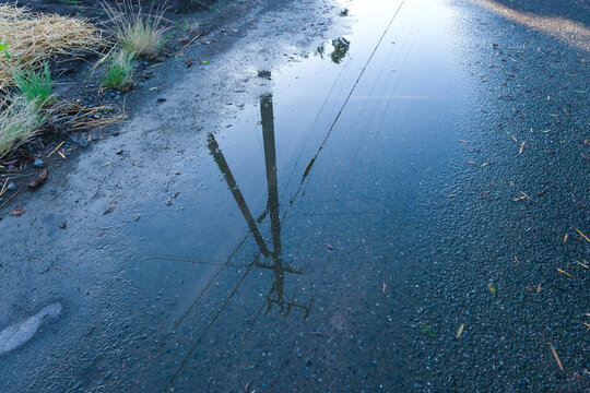 水溜りのある雨上がりの道路