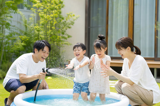 庭のプールで水遊びを楽しむ日本人の家族 Generative AI