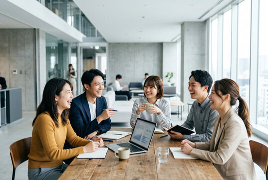オフィスで楽しく会議をする日本人ビジネスチーム Generative AI