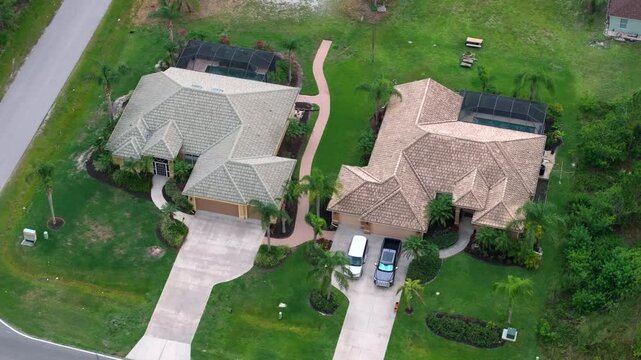 Residential sprawl with scattered homes and streets in sunny Florida, illustrating land development, infrastructure expansion and suburban lifestyle in the USA.