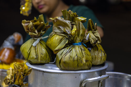 Juane, a typical and emblematic dish of the Peruvian Amazon, is prepared with rice, chicken, spices and eggs wrapped in bijao leaves