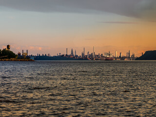 Fototapeta premium Looking at distant Manhattan from the Hudson River at Dobbs Ferry, NY - 1