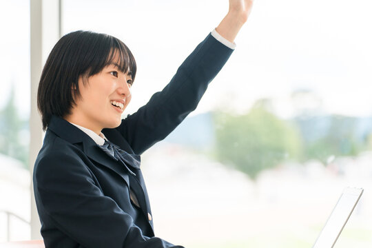 学校の教室で授業中に挙手する積極的な制服姿の小学生・中学生・高校生・女子高生
