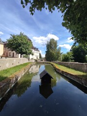 Fototapeta premium Teich an der Kirche in Wolkenstein 