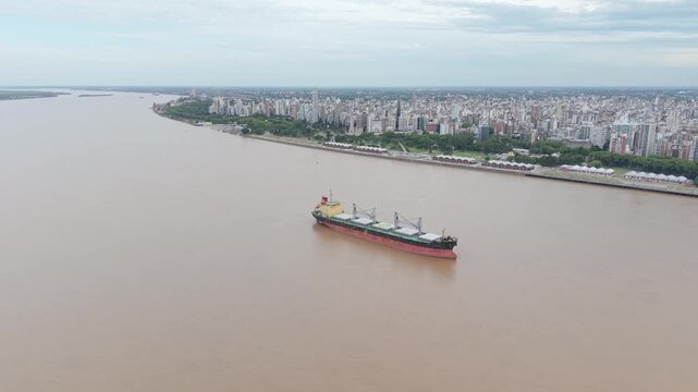 Barco mercante navegando por el r&iacute;o Paran&aacute; en la Hidrov&iacute;a Paran&aacute;&ndash;Paraguay frente a Rosario. Santa Fe, Argentina. Comercio internacional, exportaci&oacute;n, importaci&oacute;n, industria, granos, log&iacute;stica, transpo