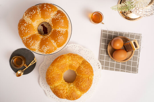 The bread above is torn bread that has a soft texture, and is also filled with sweet jam that is appetizing and can be used as a friend for tea.
