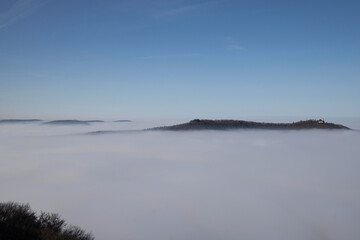 Fototapeta premium Am Breitenstein bei dichtem Nebel in den Tälern