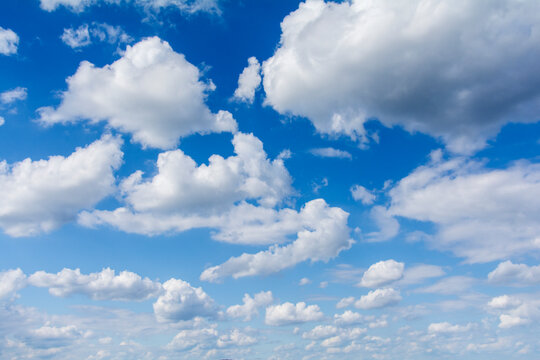Blauer Himmel mit Wolken