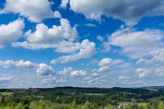 Blauer Himmel mit Wolken
