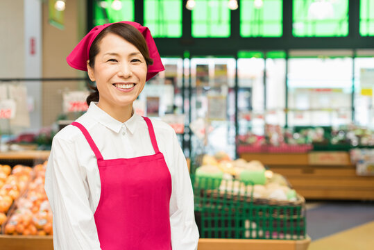 スーパーマーケットの40代女性店員のポートレート
