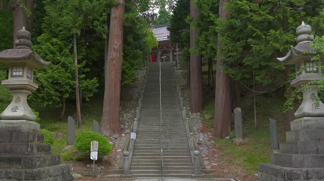 山形 善寳寺 参道石段より本堂を望む