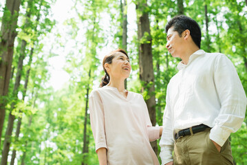 Fototapeta premium 森の中を散歩する40代夫婦