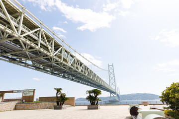 初夏の青空が広がる明石海峡大橋 © walkingcow3039