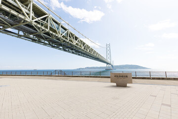 初夏の青空が広がる明石海峡大橋 © walkingcow3039