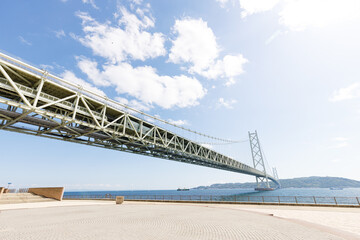 初夏の青空が広がる明石海峡大橋 © walkingcow3039