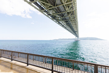 初夏の青空が広がる明石海峡大橋 © walkingcow3039