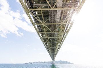 初夏の青空が広がる明石海峡大橋 © walkingcow3039