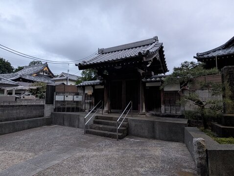 青空の下に佇む日本の伝統寺院 晴天に映える仏教寺院の本堂と山門 日本の歴史ある寺院建築と広い境内