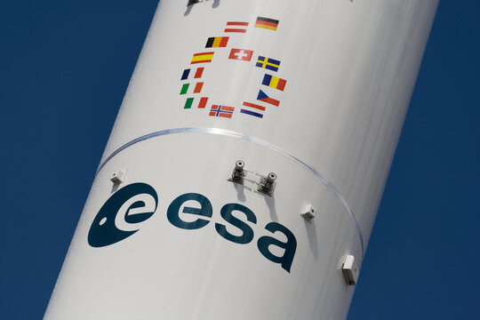 Nahaufnahme von Rakete mit esa-Logo und Flaggen von EU-L&auml;ndern