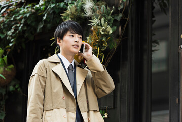 出張先で電話する20代男性ビジネスマン © One