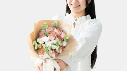 花束を持つ女性, Woman Holding a Bouquet of Flowers
