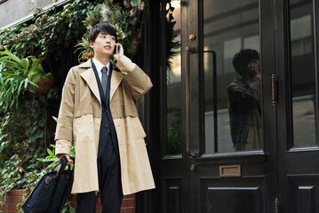 出張先で電話する20代男性ビジネスマン © One