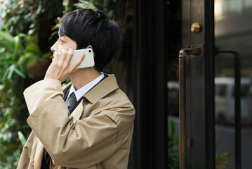 出張先で電話する20代男性ビジネスマン © One