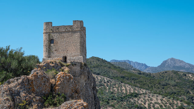 Torre&oacute;n defensivo medieval en la villa de Zahara de la Sierra, Andaluc&iacute;a, Espa&ntilde;a