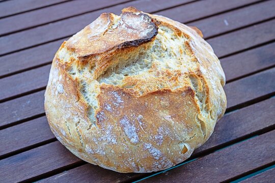 rundes weissbrot auf einem holztisch