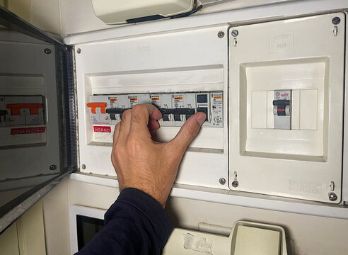 Diferencial ID plomos ICP cuadro luz interruptor control de potencia subir plomos instalaci&oacute;n el&eacute;ctrica electricidad apag&oacute;n sobrecarga cortocircuito 