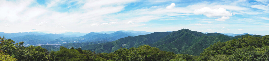 Obraz premium 日本：陣馬山／360度眺望の西のパノラマ／神奈川県相模原市・6月