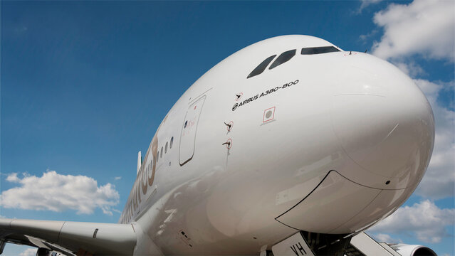 Airbus A380 &ndash; Frontale Nahaufnahme des weltgr&ouml;&szlig;ten Passagierflugzeugs am Boden