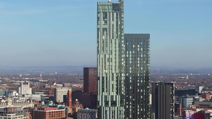 Fototapeta premium Tall modern skyscraper building in a city skyline