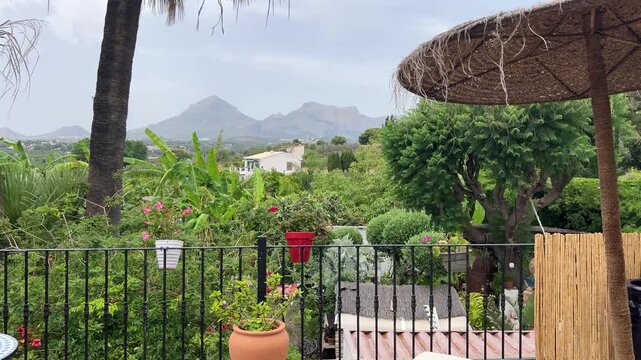Paneo desde terraza hacia valle y monta&ntilde;as mediterr&aacute;neas