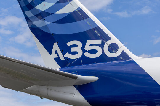 Detailaufnahme des Seitenleitwerks eines Airbus A350 in der charakteristischen blauen Airbus-Hauslivery. 