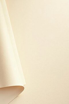 Papel plegado sobre un fondo editorial suave y minimalista que se desvanece gradualmente en un delicado tono crema