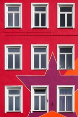 Obraz premium Red facade of a building in St. Pauli Piers in Hamburg, Germany