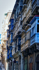 Obraz premium Narrow Street with Traditional Colorful Balconies in Valletta