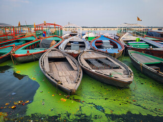 Obraz premium boats on the river varanasi
