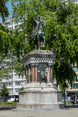 Fototapeta premium Reiterdenkmal Karls des Großen zwischen grünen Bäumen, Lüttich, Provinz Lüttich, Belgien