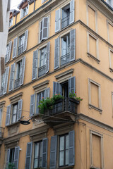 Obraz premium Traditional Apartment Building with Blue Shutters in Milan, Italy