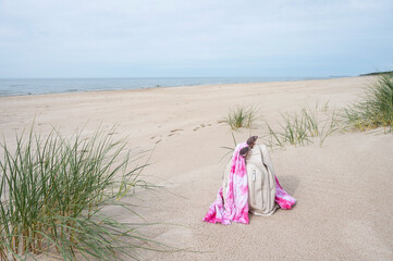 plecak na plaży © marsad